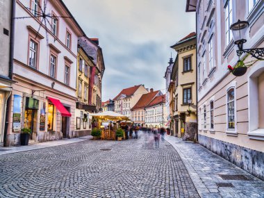 Ciril-Metodov trg, Cobblestone sokağı ve Ljubljana 'daki Katedral kulesi, Slovenya