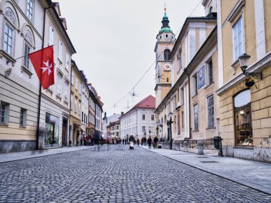 Ciril-Metodov trg, Cobblestone sokağı ve Ljubljana 'daki Katedral kulesi, Slovenya