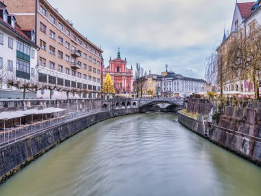Ljubljana Nehri, Fransisken Kilisesi ve nehrin her iki yakasındaki renkli binalar, Slovenya
