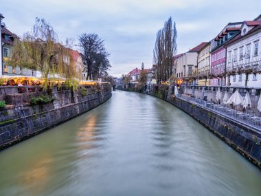 Slovenya 'nın Ljubljana Nehri' nde Noel sezonunda Riverside caddesi aydınlandı