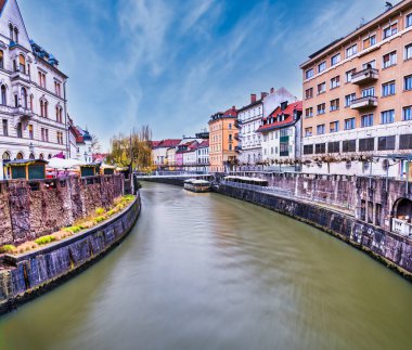 Dönek Ljubljanica Nehri ve Slovenya nehir kıyısındaki renkli tarihi evler