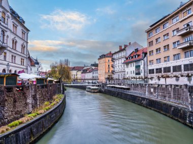 Dönek Ljubljana Nehri ve Slovenya nehir kıyısındaki renkli tarihi evler