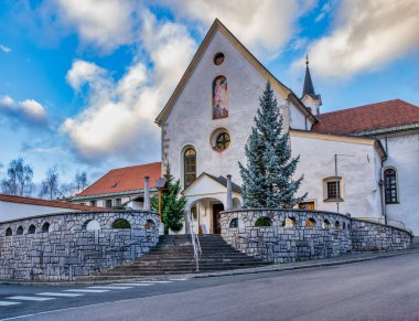 Kapucinski samostan kilise girişi Gökyüzünde altın bulutlar, Slovenya