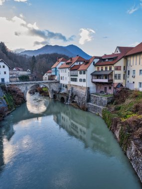 Slovenya 'nın Skofja Loka kentindeki Capuchin Köprüsü' nün altındaki Selca Sora 'nın dikey çekimi