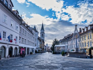 Kranj köyü, Slovenya meydanında tarihi binalar ve saat kulesi döşenmiş.