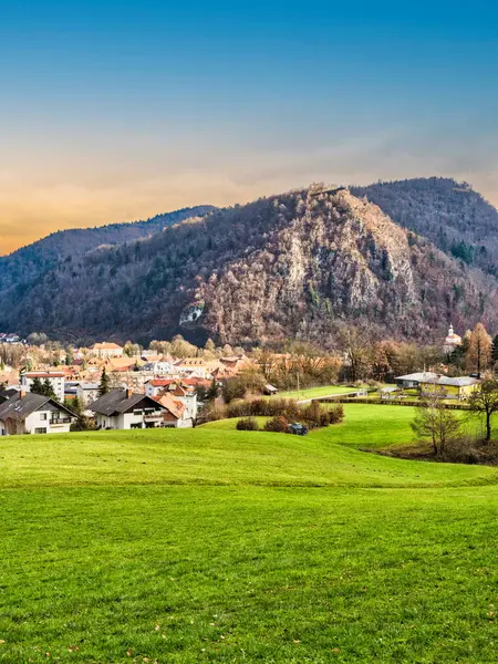 Slovenya 'nın Kamnik kentinde, güzel bir günbatımında, dağların eteğinde, tepeleri yuvarlanan Kamnik köyü.