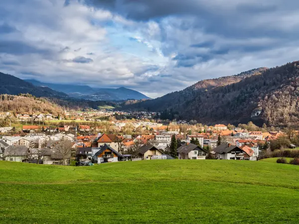 Kamnik köyü vadisi, yemyeşil çimen tarlası ve arka planda dramatik Clou, Kamnik, Slovenya