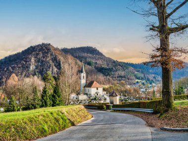 Virajlı yol, Kamnik mezarlığı ve Senset sırasında St Joseph kilisesi, Kamnik, Slovenya