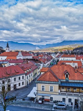 Slovenya 'da bulutlu bir kış öğleden sonrasında Kamnik köyünün eski evleri ve caddelerinin dikey çekimi