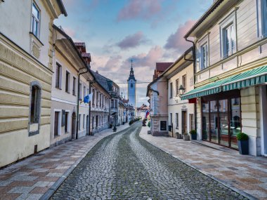 Bloktaşı Sutna sokağı eski evler ve renkli bulutlu dükkanlar, Kamnik, Slovenya