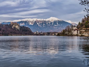 Bulutlu bir öğleden sonra, Bled, Slovenya 'da, Kanlı Kale ve Karlı Dağlar Altında Kasaba