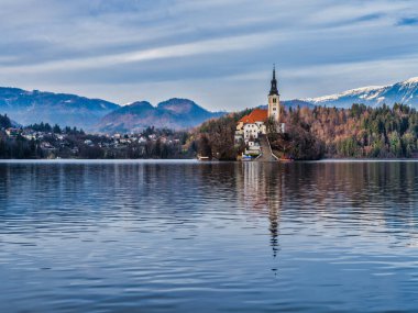 Bled Gölü adası kilisesi önü bulutlu bir kış günü öğleden sonra, Slovenya 'nın Bled kentinde