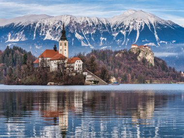 Slovenya 'da Bled Gölü' nün tepesi karla kaplı kilise ve kalesini yakından çek.