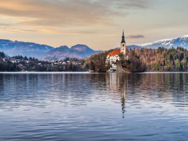 Bled Gölü ada kilisesi ve günbatımı gökyüzü, Bled, Slovenya