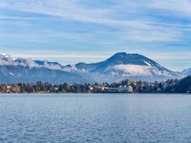 Göl kıyısındaki Lakeside kasabası bir kış öğleden sonrası boyunca Bled, Slovenya
