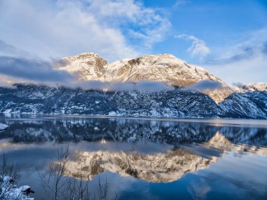 Norveç 'in Eidfjord köyündeki Hardangerfjord' da kar tepeli dağlar