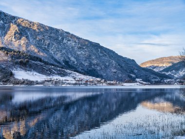 Granvinvatnet Gölü 'ndeki Nesheim köyü, Vaksdal, Vestland, Norveç