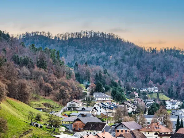 Günbatımında dağların eteğindeki Kamnik köyü, Kamnik, Slovenya