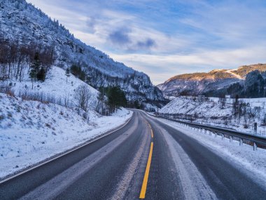 Norveç, Voss 'ta kış güneşinde dağlarda dolambaçlı bir yol.