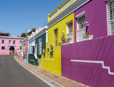 Bo Kaap 'ın renkli evleri mavi gökyüzü öğleden sonra, Cape Town, Güney Afrika