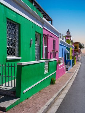 Mavi gökyüzü öğleden sonra, Cape Town, Güney Afrika 'da Bo Kaap' in renkli evlerinin dikey çekimi.