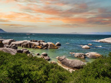 Cape Town, Güney Afrika 'da renkli bir günbatımında Boulders Sahili