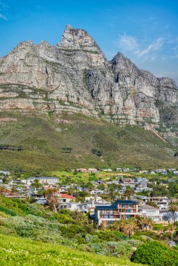 Masa Dağı ve yemyeşil yapraklı Clifton evleri mavi gökyüzü öğleden sonra, Cape Town, Güney Afrika
