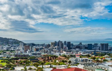 Cape Town şehir merkezi binalar ve beyaz bulutlar ve mavi gökyüzü ile Atlantik okyanusu, Cape Town, Güney Afrika