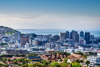 Cape Town şehir merkezi binalar ve günbatımında Atlantik okyanusu, Cape Town, Güney Afrika