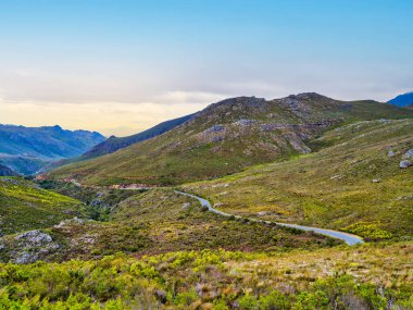 Baharda gün batımında Hottentots-Holland Dağı 'nda dolambaçlı yol, Batı Burnu, Güney Afrika