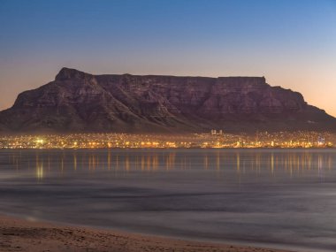 Cape Town ışıkları ve masa dağları arka planda, Cape Town, Güney Afrika