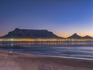 Cape Town ışıkları ve masa başı dağ filetosu arka planda, Cape Town, Güney Afrika