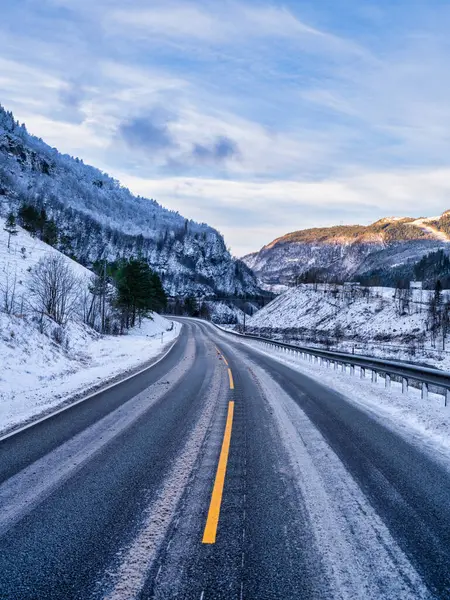 Norveç, Voss 'ta kış güneşinde dağlarda dolambaçlı bir yol.