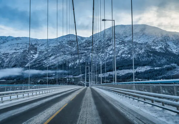 Norveç 'te kış boyunca Eidfjorden üzerindeki hardangerous süspansiyon köprüsü