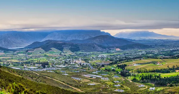 Gün batımında dağlarla çevrili Franschhoek şarap vadisinin hava manzarası, Batı Burnu, Güney Afrika