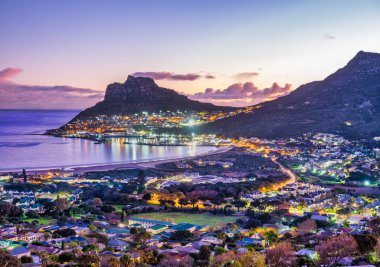Hout Bay kasabası, liman ve balıkçı kasabasının uzun pozu. Alacakaranlıkta, Cape Town, Güney Afrika