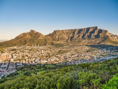 Gün batımında Table Mountain ve Cape Town banliyöleri, Cape Town, Güney Afrika