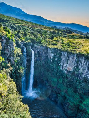 Mac Mac Falls, Güney Afrika, Mpumalanga 'daki panorama rotasında, Orman Doğa Rezervi' nde Mac Nehri 'nde akıyor.