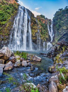 Lisbon Falls ve Lizbon nehirleri Graskop, Panorama Route, Mpumalanga, Güney Afrika 'da kayaların arasından akıyor.