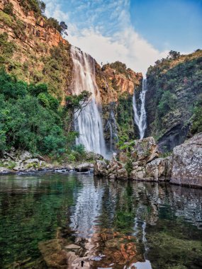 Lisbon Falls 'un dikey görüntüsü ve Graskop, Panorama Route, Mpumalanga, Güney Afrika' daki su yansıması.