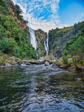 Lizbon Şelalesi ve Lizbon Nehri 'nin mavi gökyüzü beyaz bulutları, Panorama Yolu, Mpumalanga, Güney Afrika