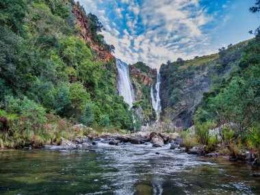 Lizbon Şelaleleri ve Lizbon Nehri 'nin mavi gökyüzü beyaz bulutlar, Panorama Yolu, Mpumalanga, Güney Afrika