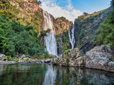 Lizbon Şelaleleri ve mavi gökyüzü bulutları ile yansıması Panorama Yolu, Mpumalanga, Güney Afrika