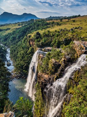 Lizbon, Lizbon Nehri 'ne bir kış günü öğleden sonra Panorama Route, Mpumalanga, Güney Afrika' da kayalık bir tepeden akarak düştü.