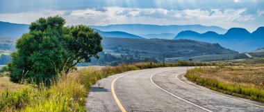 Panorama 'da virajlı yol, yuvarlanan tepeler ve Panorama Route, Mpumalanga, Güney Afrika' daki vahşi otlaklar.