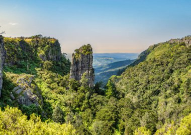 Günbatımında Driekop Vadisi 'ndeki Pinnacle Kayası' nın geniş açılı görüntüsü, Mpumalanga, Güney Afrika