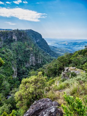 Öğleden sonra Driekop Vadisi 'nin dikey çekimi ve yemyeşil yeşillik Graskop, Mpumalanga, Güney Afrika