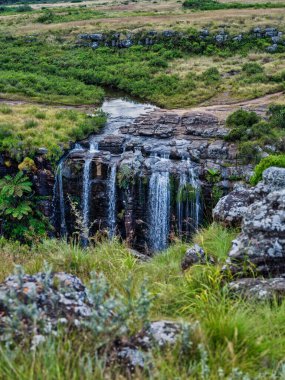 Öğleden sonra Driekop Gorge şelalesi ve Ngwaritsana nehrinin dikey çekimi, Graskop, Mpumalanga, Güney Afrika