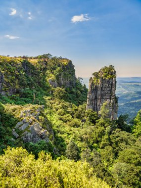 Öğleden sonra Driekop Vadisi 'ndeki Pinnacle Kayası' nın dikey çekimi, Mpumalanga, Güney Afrika