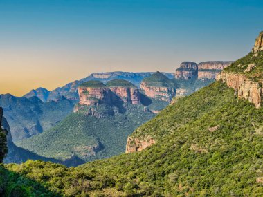 Dağ kenarından üç Rondavel manzarası, Panorama Yolu, Graskop, Mpumalanga, Güney Afrika